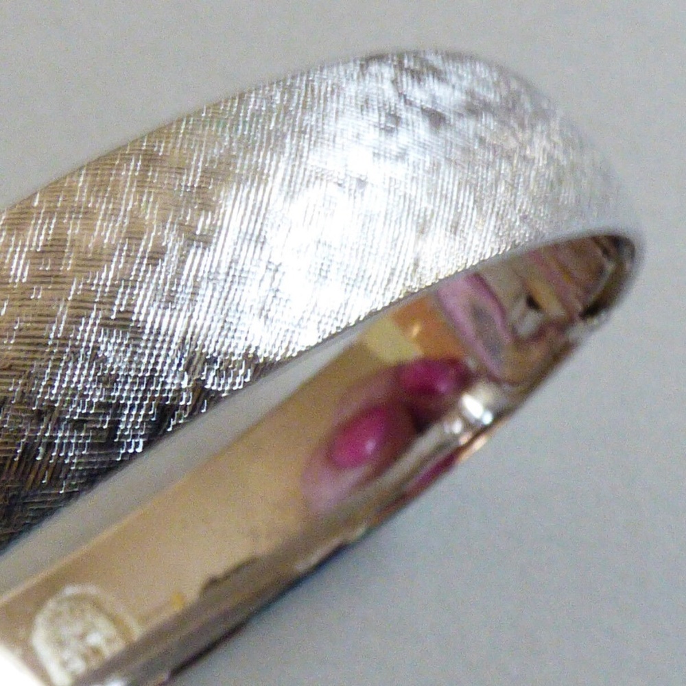 VTG Retro Elegant MONET SIlver Tone Texture Pattern Hinged oval Bangle Bracelet - Picture 8 of 8